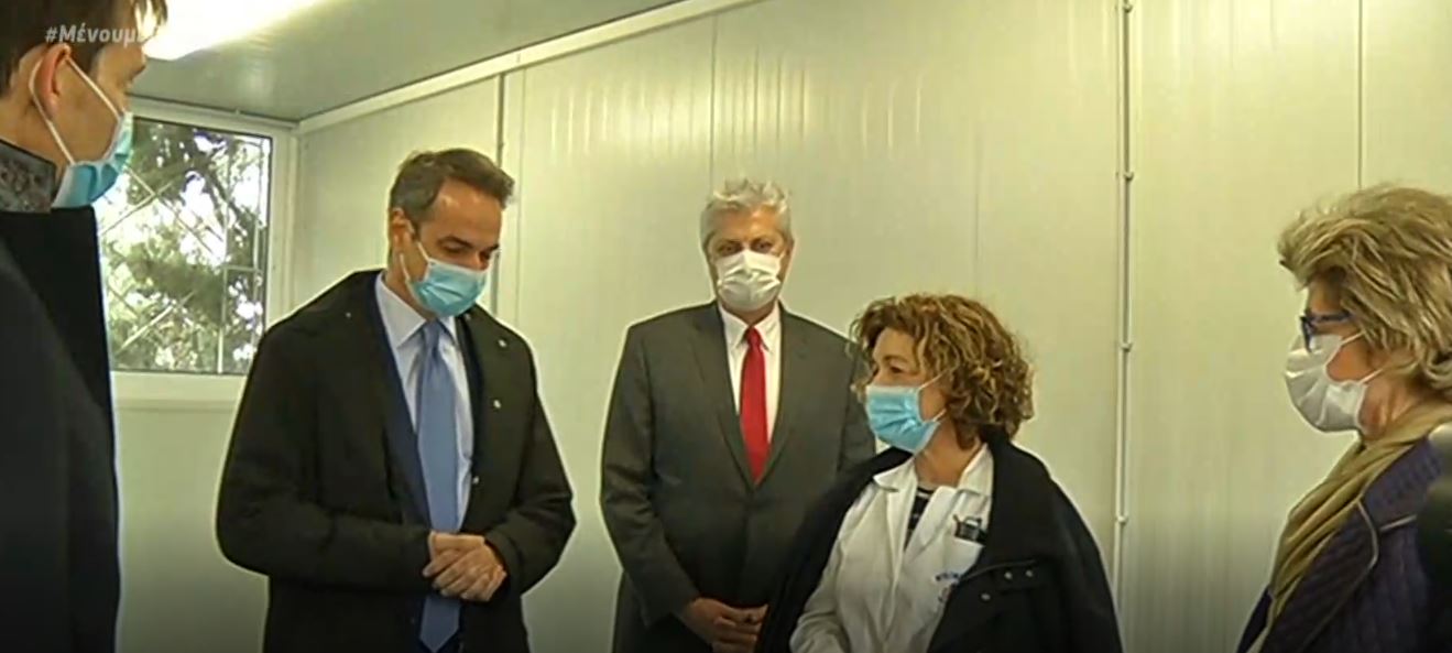 Στο «Σωτηρία» με μάσκα ο Κυριάκος Μητσοτάκης