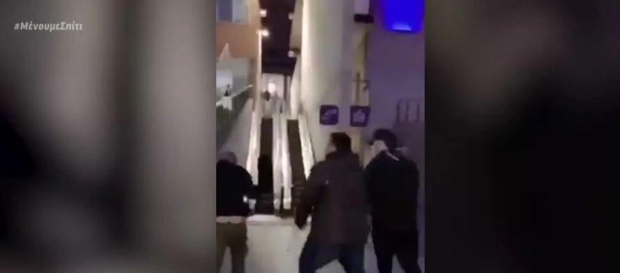 Απίστευτες εικόνες στη Βαρκελώνη: Ξύλο οπαδών έξω από νοσοκομείο με κρούσματα κορωνοϊού