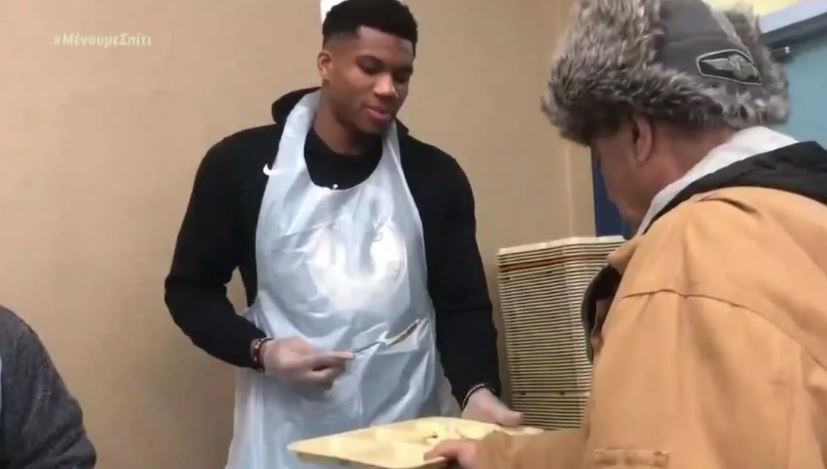 Ο Greek Freak πρόσφερε 20.000 μάσκες για ευπαθείς ομάδες στα Σεπόλια και στου Ζωγράφου