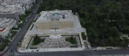 Αμείωτη η κόντρα κυβέρνησης – αντιπολίτευσης για τα Voucher