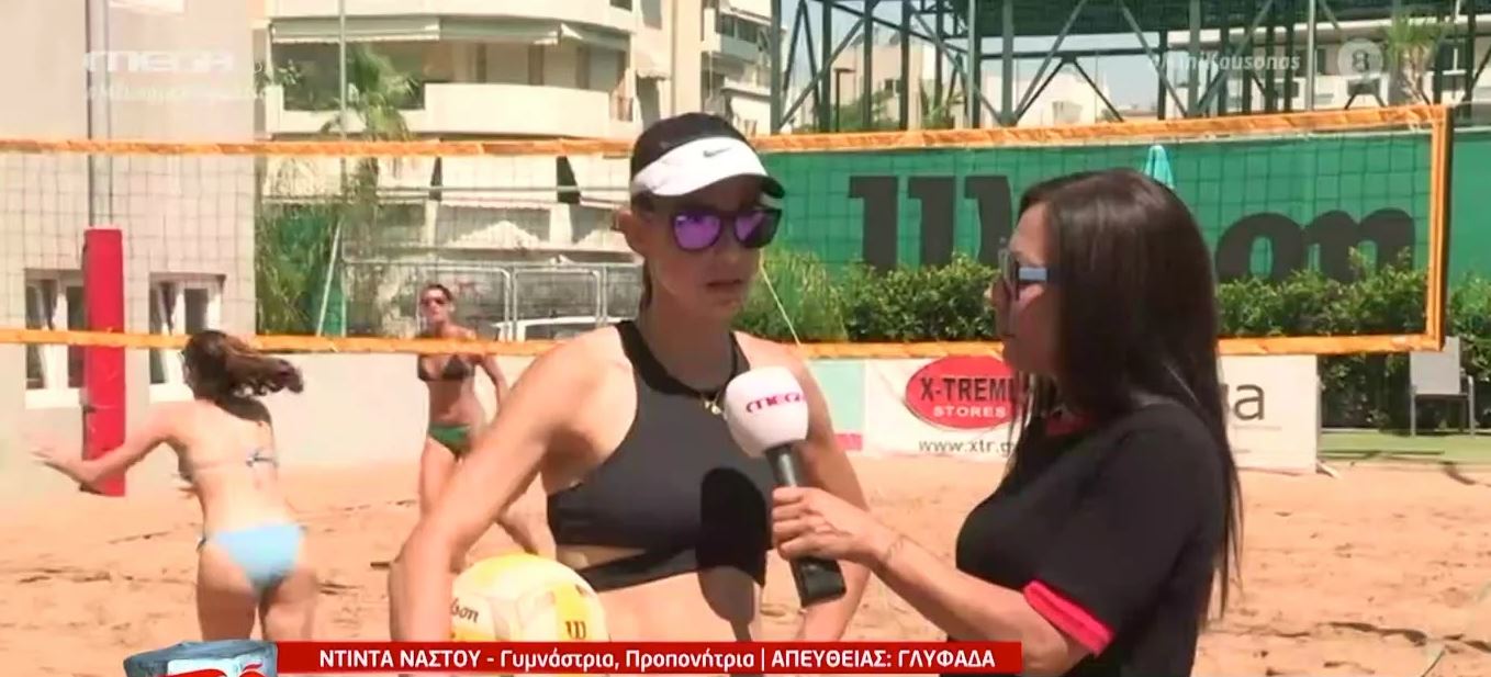Παίζοντας beach volley κάτω από τον καυτό ήλιο