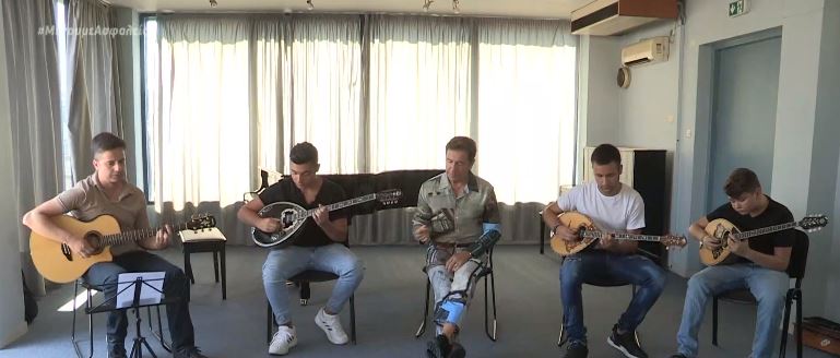 Πρότυπο μουσικό κέντρο δήμου Πειραιά: Μαθαίνοντας μπουζούκι με τον Γιώργο Μαζωνάκη