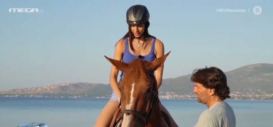 Η Ζωή Δημητράκου μαθαίνει ιππασία στη θάλασσα