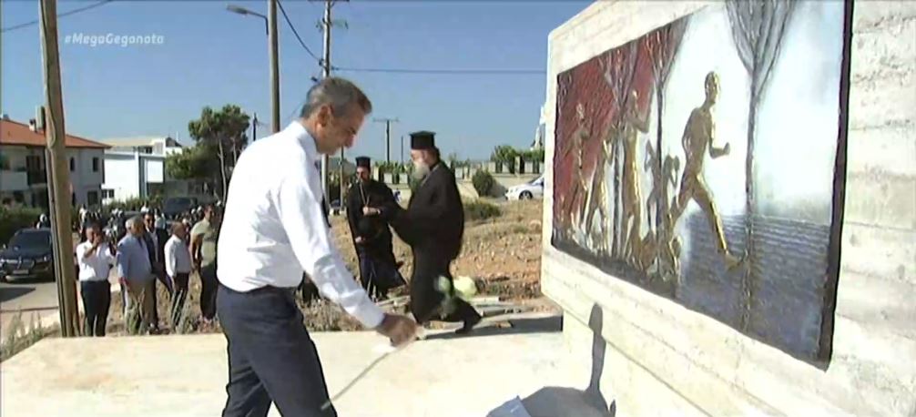 Μάτι: Με λευκό τριαντάφυλλο ο Μητσοτάκης στο μνημείο των θυμάτων
