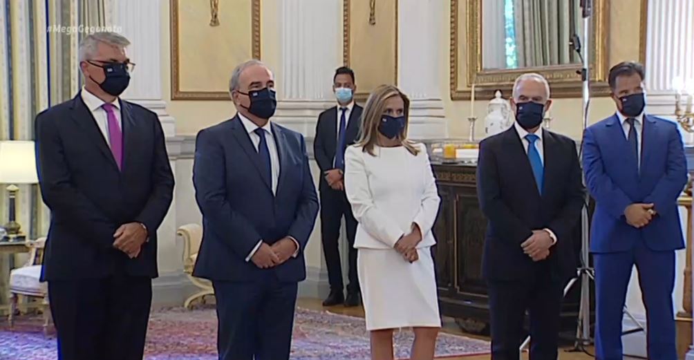 Με μάσκες η ορκωμοσία των νέων μελών της κυβέρνησης