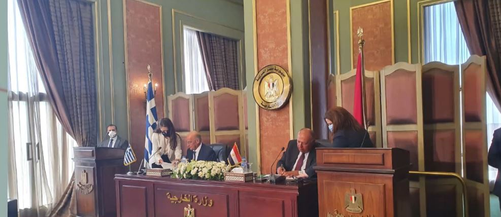 Έπεσαν οι υπογραφές: Συμφωνία Αθήνας – Καΐρου για ΑΟΖ
