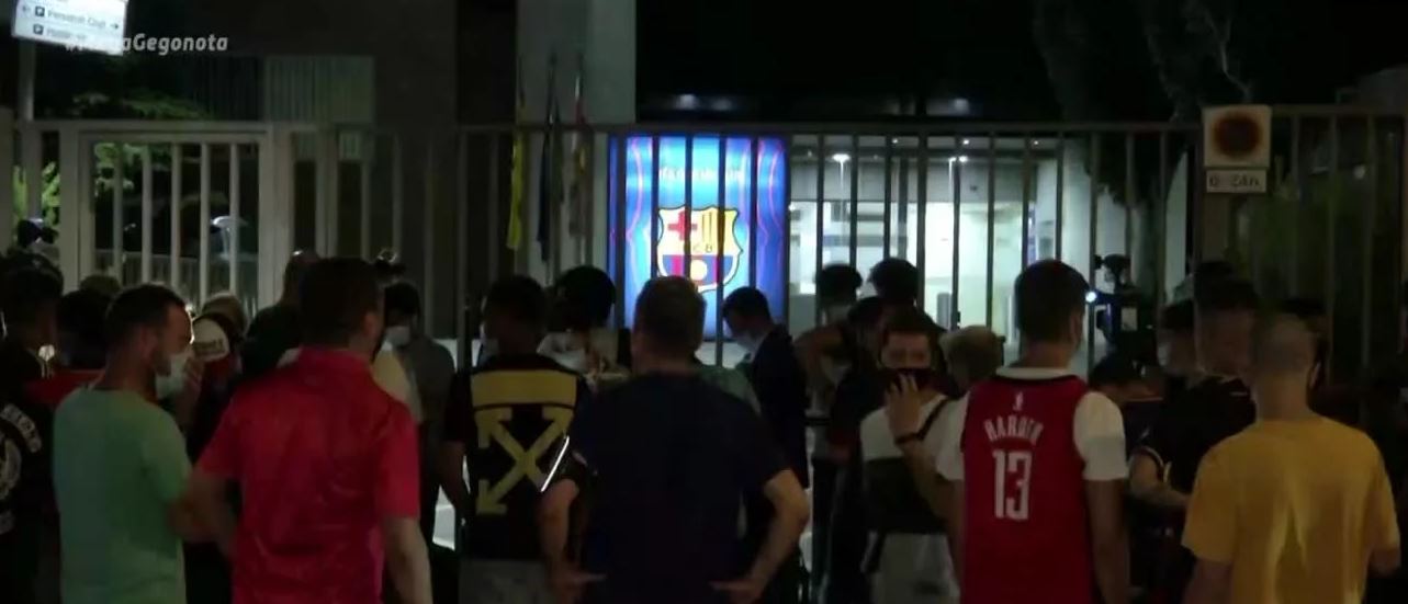 Έξαλλοι οι οπαδοί της Μπαρτσελόνα μετά την «βόμβα» αποχώρησης Μέσι