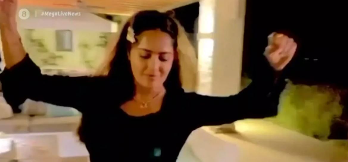 Τα… έσπασε η Σάλμα Χάγιεκ στις διακοπές της στην Ελλάδα