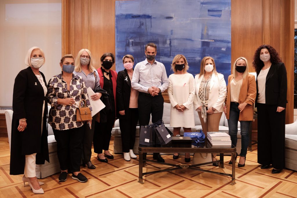 Με γυναίκες που νίκησαν τον καρκίνο του μαστού συναντήθηκε ο Κυριάκος Μητσοτάκης