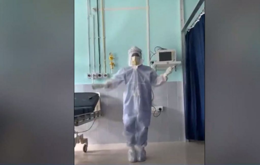 Κορωνοϊός : Με χορογραφία… Μπόλιγουντ γιατρός έγινε το απόλυτο viral