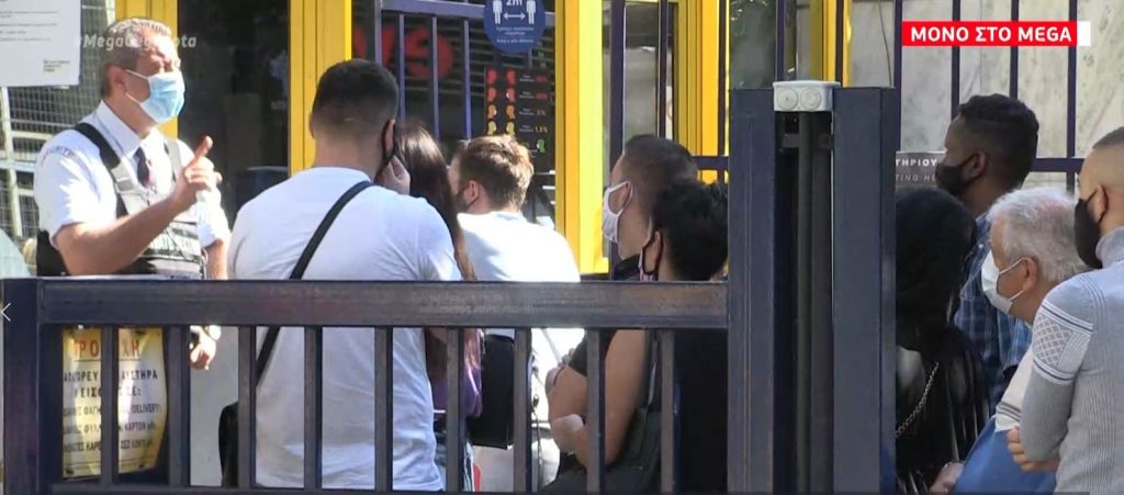Κορωνοϊός: Συνωστισμός και ουρές στα εξωτερικά ιατρεία του «Ευαγγελισμού»