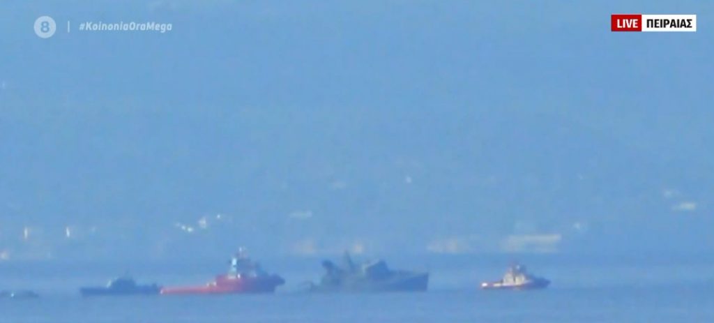 Πειραιάς: Ρυμουλκείται προς τη Σαλαμίνα το πλοίο του Πολεμικού Ναυτικού – Δύο τραυματίες