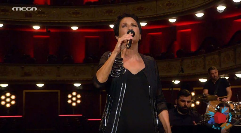 Καθηλωτική ερμηνεία του «Θεός αν είναι» από την Άλκηστη Πρωτοψάλτη