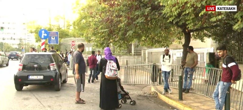 Πληροφορίες για ύποπτο κρούσμα στην Υπηρεσία Ασύλου – Τριτοκοσμικές εικόνες στην πλ. Βικτωρίας