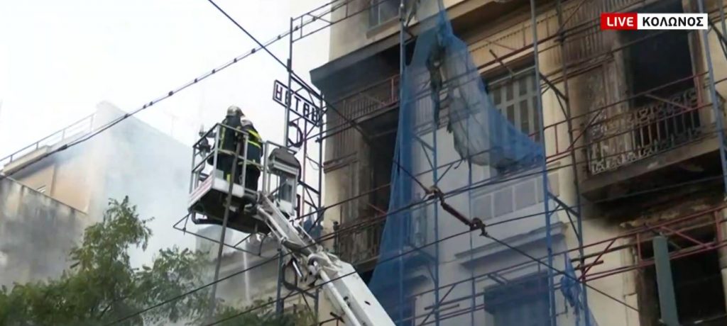 Επεκτάθηκε η φωτιά στον Κολωνό: Πυρκαγιά και σε δεύτερο κτίριο