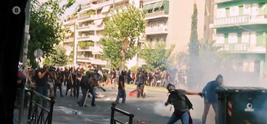 Σοβαρά επεισόδια έξω από το Εφετείο μόλις ανακοινώθηκε η απόφαση για τη Χρυσή Αυγή