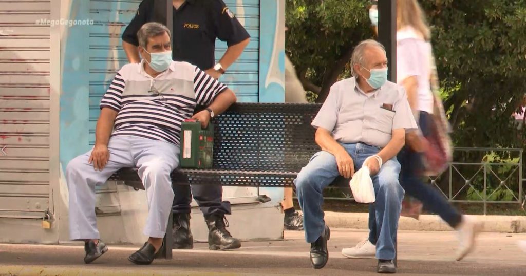 Μάσκες παντού ζητούν οι κάτοικοι στις «κόκκινες» γειτονιές της Αθήνας