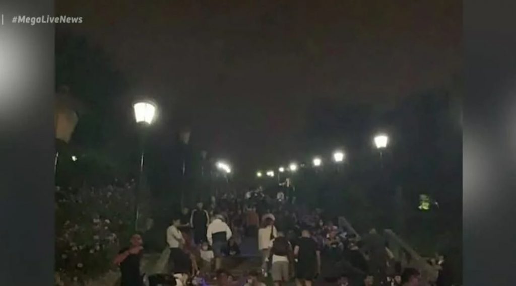 «Πάρτι» κορωνοϊού στα σκαλιά του Αγ. Νικολάου στην Πάτρα