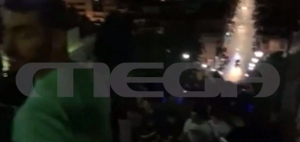 Πάτρα: Εικόνες συνωστισμού στα σκαλάκια του Αγ. Νικολάου μετά τα μεσάνυχτα