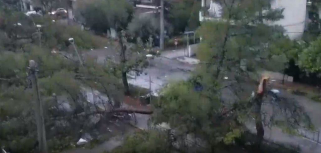 Χάος στους δρόμους της Αθήνας από την κακοκαιρία – Ανεμοστρόβιλος έπληξε το Νέο Ηράκλειο