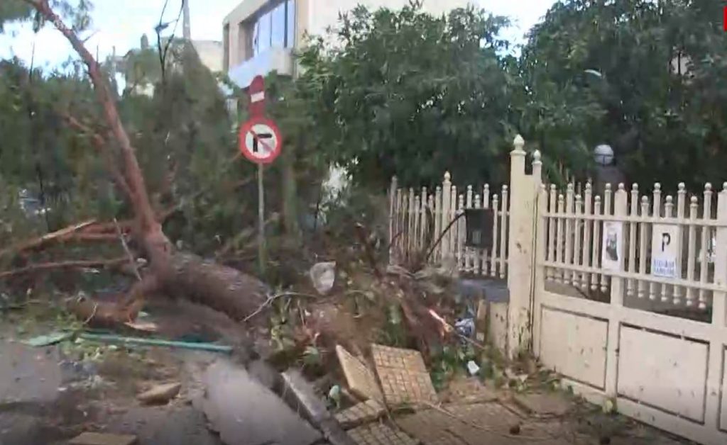 Μεγάλες καταστροφές στο Νέο Ηράκλειο – Κορμοί δένδρων έχουν κλείσει την Μαρίνου Αντύπα