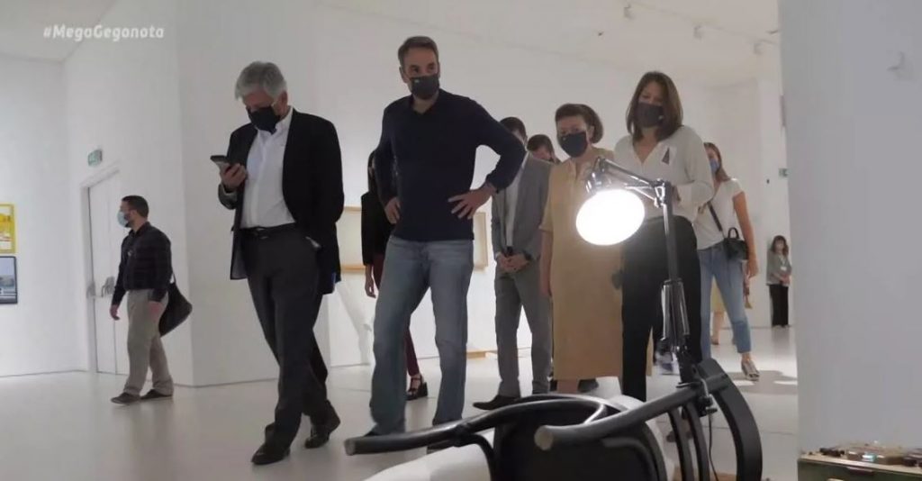 Ο Μητσοτάκης στο Μουσείο Σύγχρονης Τέχνης – Αποχώρησε οδηγώντας ένα Tesla