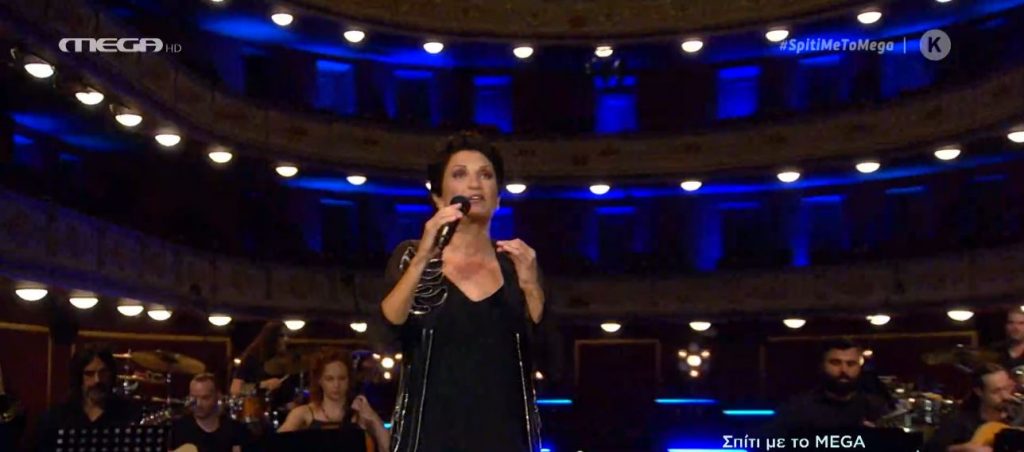 Η Πρωτοψάλτη ξεσηκώνει το κοινό με το «Παραδέχτηκα»