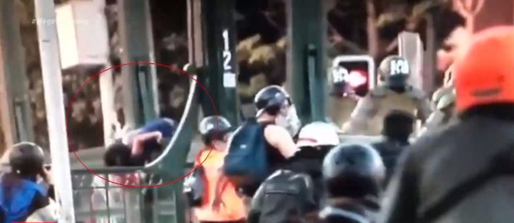 Σάλος με βίντεο αστυνομικού που ρίχνει από γέφυρα 16χρονο διαδηλωτή στη Χιλή