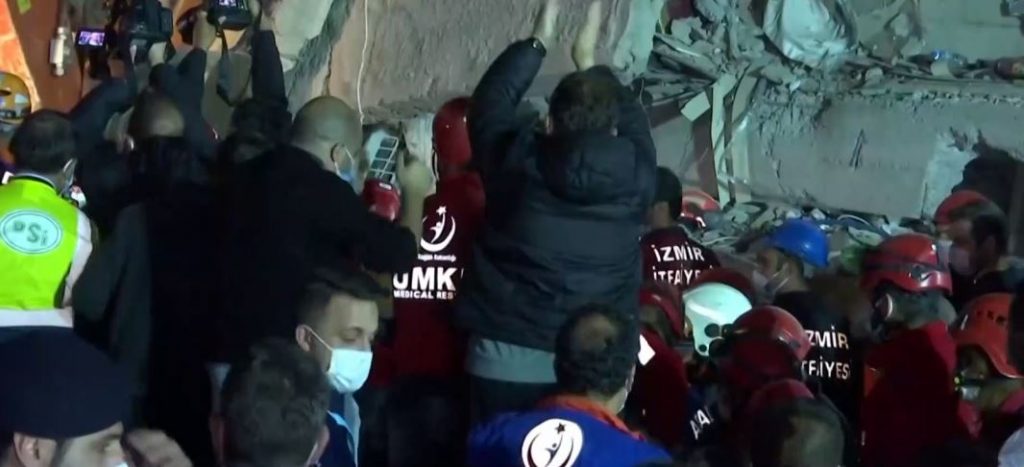 Σμύρνη: Συγκλονιστικές εικόνες μετά το φονικό σεισμό – Στους 25 οι νεκροί