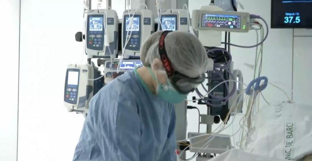 Κορωνοϊός: Πιέζεται το ΕΣΥ – Εντατικοί έλεγχοι για τήρηση των μέτρων