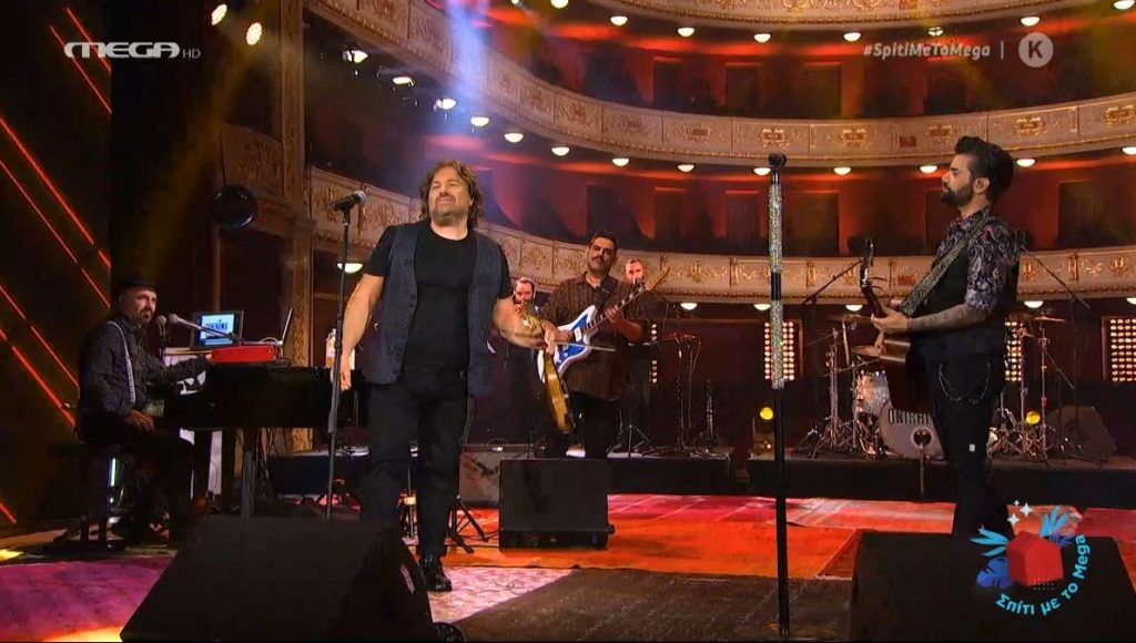 Ο Μάνος Πυροβολάκης στην σκηνή με τους ONIRAMA στο «Σπίτι με το MEGA»