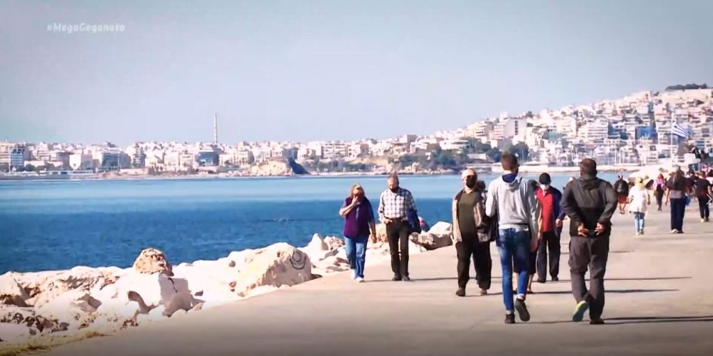 Κορωνοϊός: Προβληματισμένοι οι ειδικοί από τις κυριακάτικες βόλτες στην παραλία