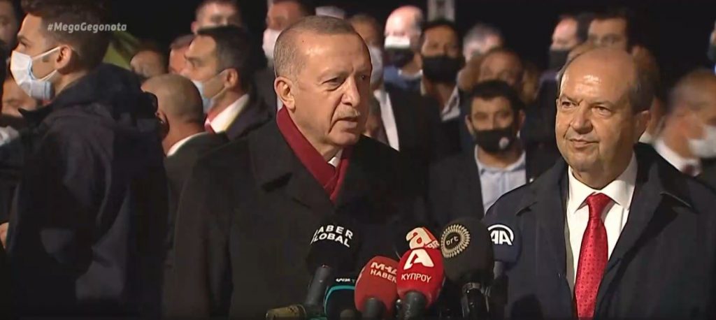 Προκλητική φιέστα Ερντογάν στα κατεχόμενα: Έστησε πικ-νικ υπό βροχή στο Βαρώσι