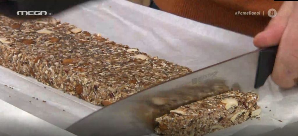 Ο Απόστολος Ρουβάς μάς φτιάχνει μπάρες δημητριακών με φυστικοβούτυρο και μέλι!