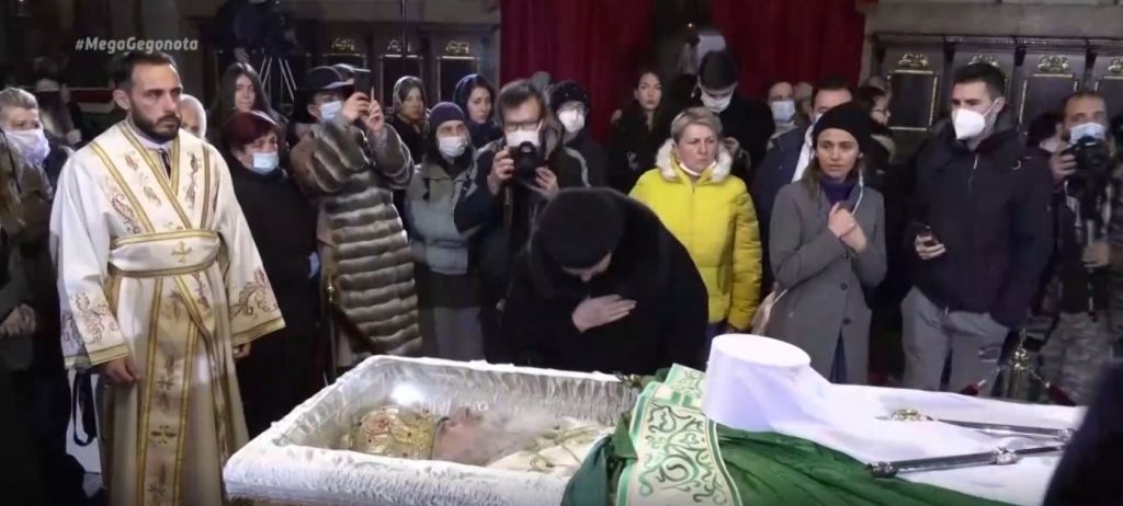 Εικόνες σοκ από συγχρωτισμό στο λαϊκό προσκύνημα του σκηνώματος του πατριάρχη Ειρηναίου