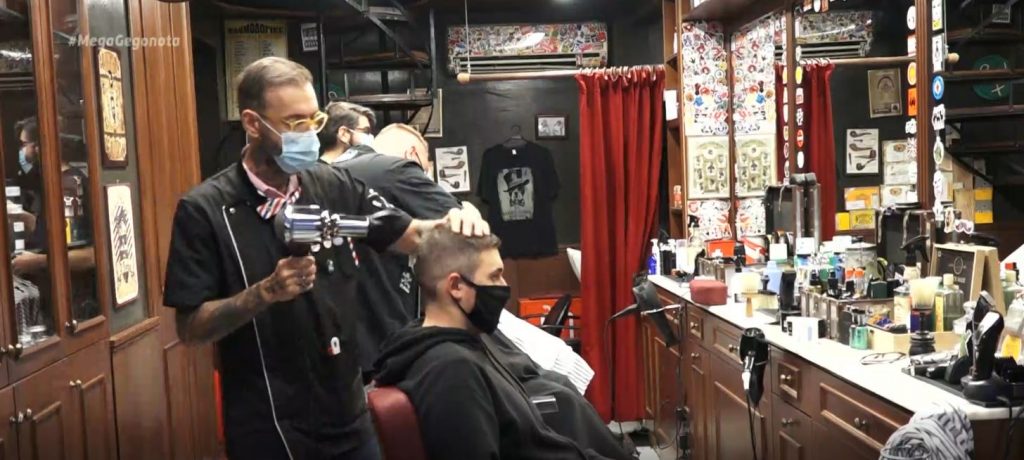 Κοσμοσυρροή στα κομμωτήρια για το χτένισμα της… καραντίνας