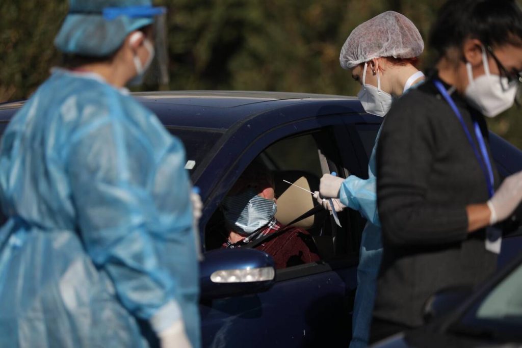 Ουρές για rapid tests στη Γλυφάδα