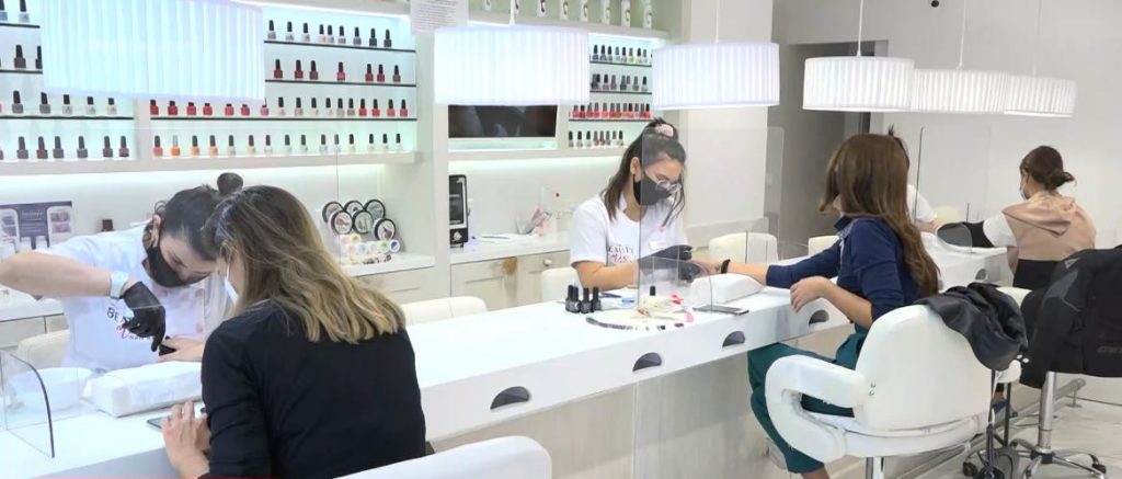 Κορωνοϊός: Κλείνουν απο αύριο κομμωτήρια και κέντρα αισθητικής