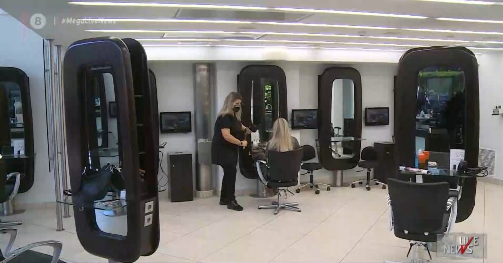 Κορωνοϊός: Τρέχουν στα κομμωτήρια για να προλάβουν το λουκέτο