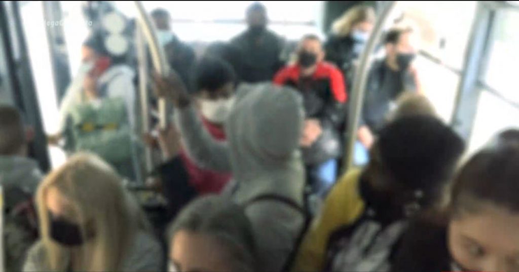 Κορωνοϊός: Συνωστισμός και ταλαιπωρία στα αστικά λεωφορεία