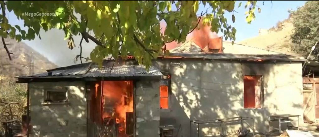Ναγκόρνο Καραμπάχ: Αρμένιοι καίνε τα σπίτια τους για να μην τα πάρουν οι Αζέροι