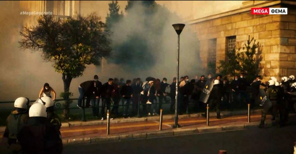Πολυτεχνείο: Επεισόδια, τραυματίες, χημικά, ρίψεις νερού & προσαγωγές