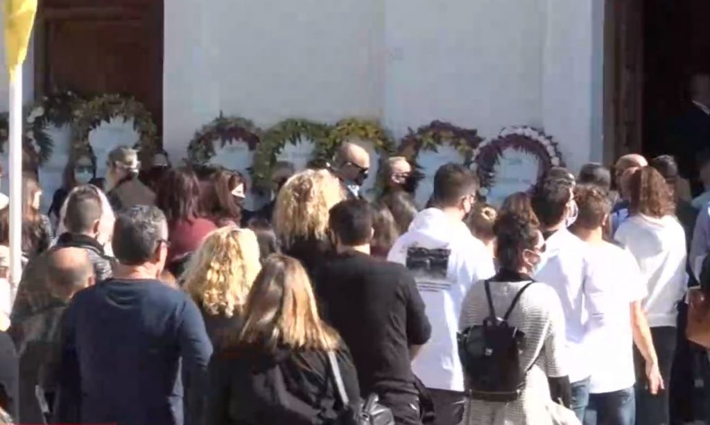 Σεισμός στη Σάμο: Θρήνος για τα νεκρά παιδιά που χάθηκαν στα συντρίμμια