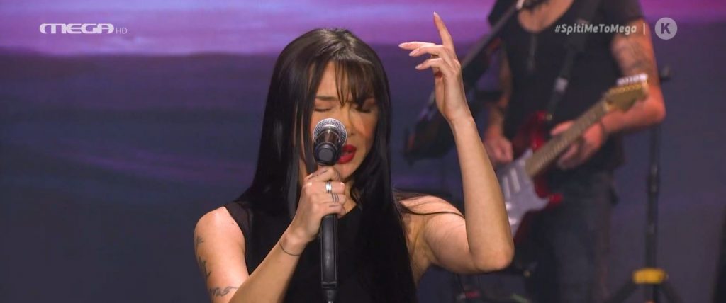 Μαγεύει η Πάολα τραγουδώντας γνωστές επιτυχίες