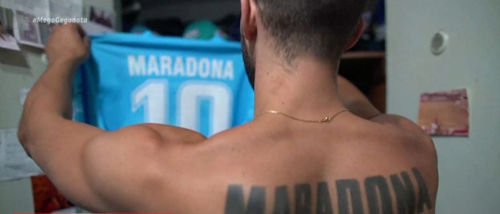 Φίλοι του ποδοσφαίρου κάνουν τατουάζ τη μορφή του Μαραντόνα, στη μνήμη του