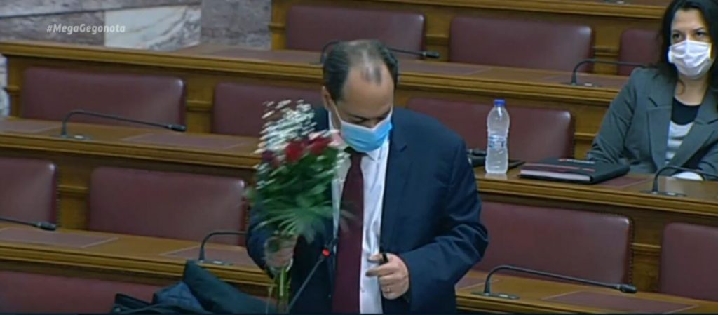 Κόντρα σε επιτροπή της Βουλής για τον αστυνομικό που κατέστρεψε την ανθοδέσμη για τον Γρηγορόπουλο