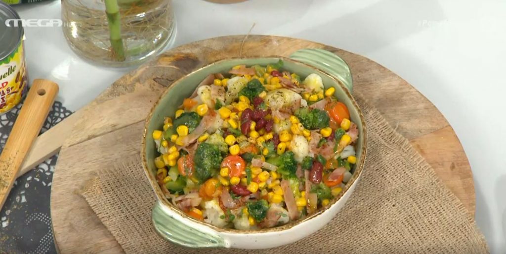 Ο Απόστολος Ρουβάς μάς φτιάχνει μια θρεπτική σαλάτα με βραστά λαχανικά