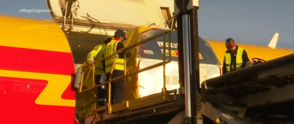 Κορωνοϊός: Ακόμα 83.850 δόσεις του εμβολίου κατά του κορωνοϊού έφτασαν στην Ελλάδα – Εμβολιάστηκε ο Νίκος Χαρδαλιάς