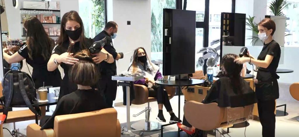 Τεράστιες λίστες αναμονής στα κομμωτήρια πριν καν ανοίξουν – Με διευρυμένο ωράριο η επαναλειτουργία τους
