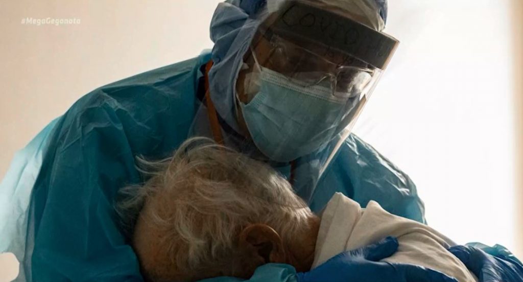 Η στοργική αγκαλιά του γιατρού στον ασθενή με κορωνοϊό